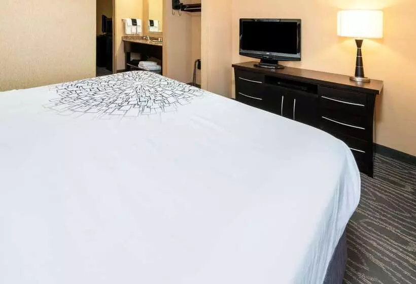 Отель La Quinta By Wyndham Logan