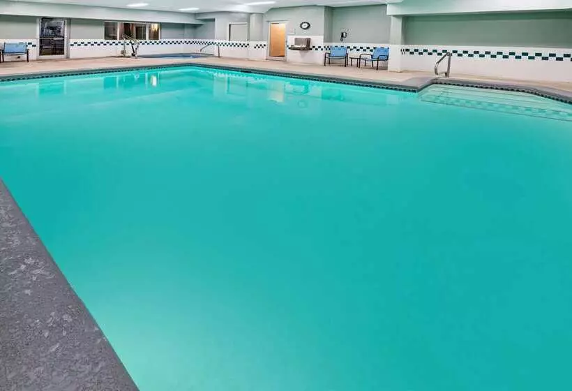 Отель La Quinta By Wyndham Logan