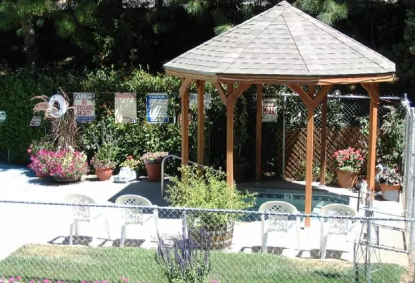 ホテル The Christmas Tree Inn