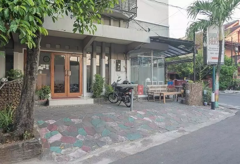 ペンション Reddoorz Near Undip Pleburan 2