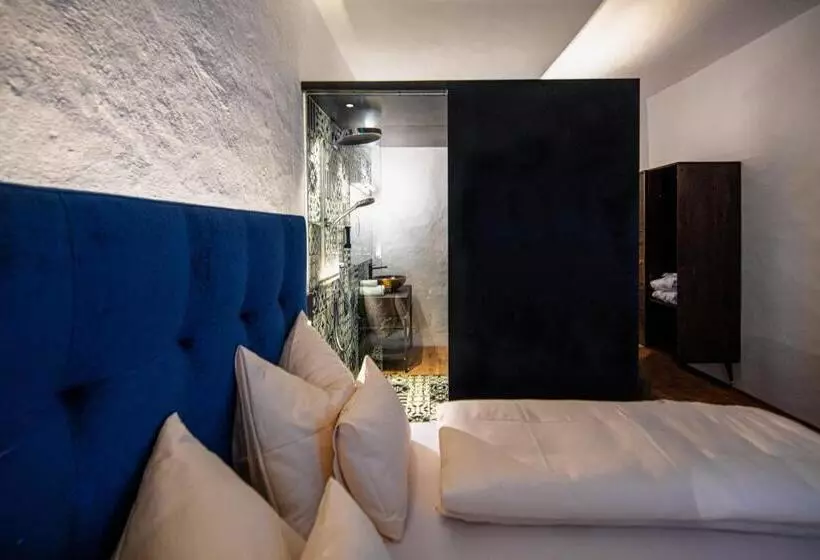 Hotelli Flurin Suites