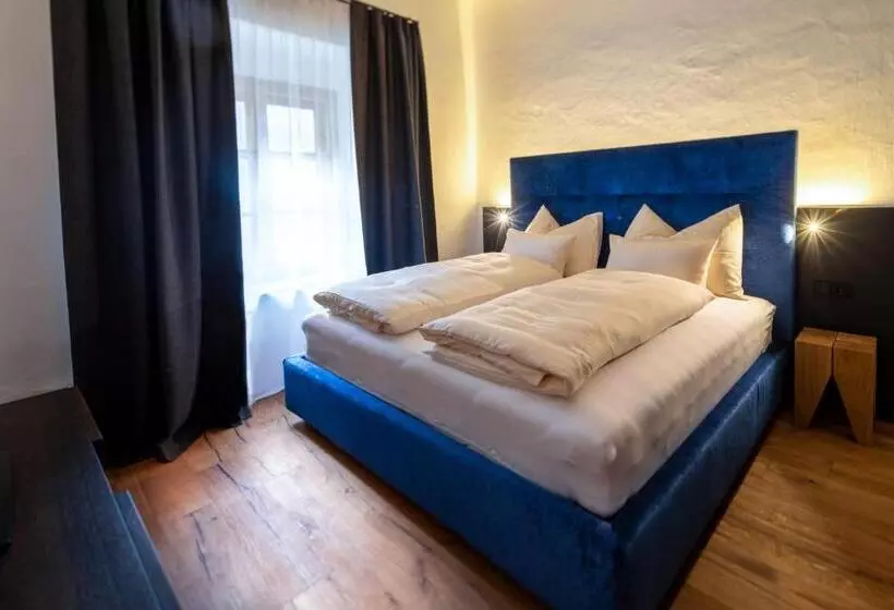 Hotelli Flurin Suites