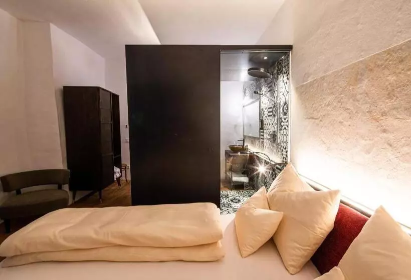 Hotelli Flurin Suites