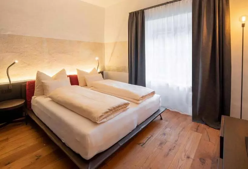 Hotelli Flurin Suites