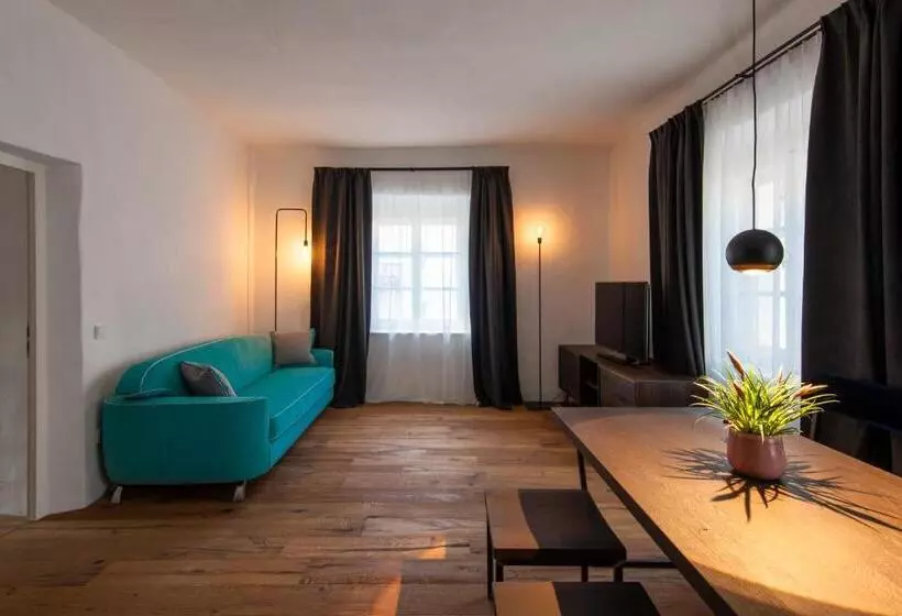 Hotelli Flurin Suites