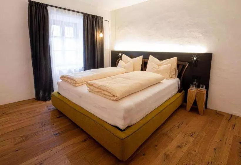 Hotelli Flurin Suites