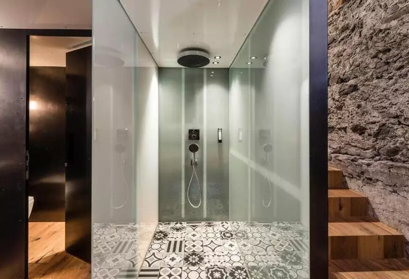 Hotelli Flurin Suites