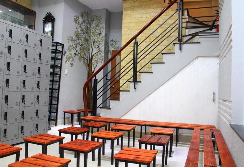 هاستل Aloha Saigon