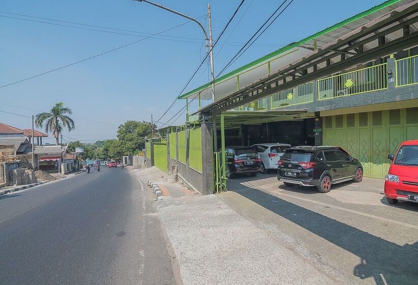 פנסיון Reddoorz Syariah Near Museum Wisma Karya Subang