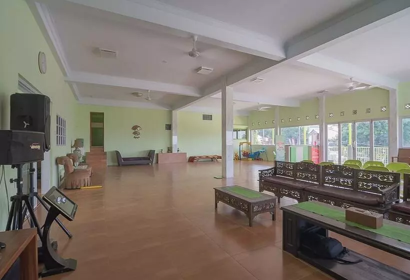 Majatalo Reddoorz Syariah Near Museum Wisma Karya Subang