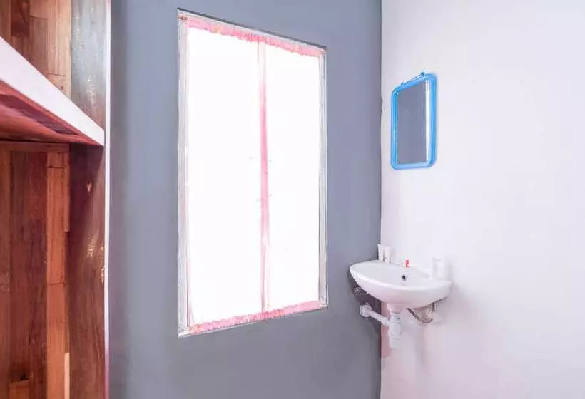 ホテル Reddoorz Syariah Near Plengkung Gading 2