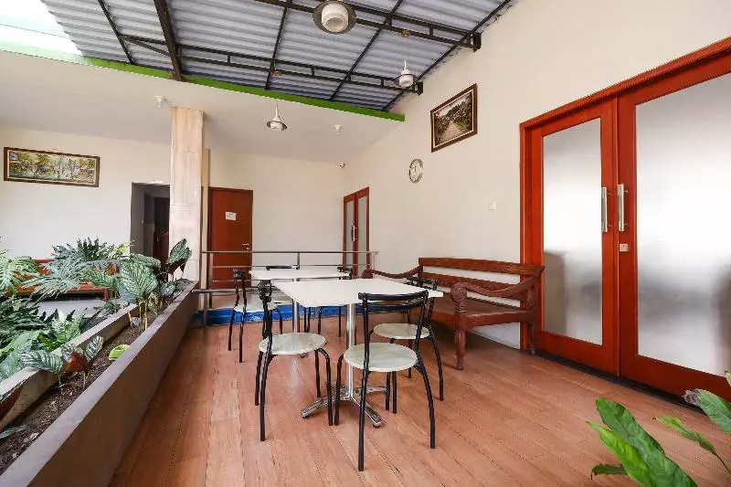Hotel Oyo 1532 Mawar Indah