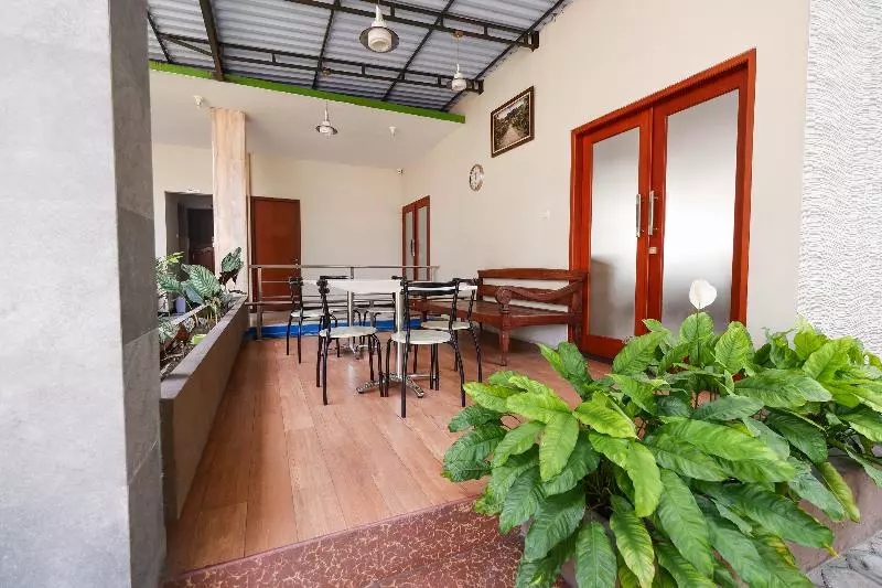 Hotel Oyo 1532 Mawar Indah