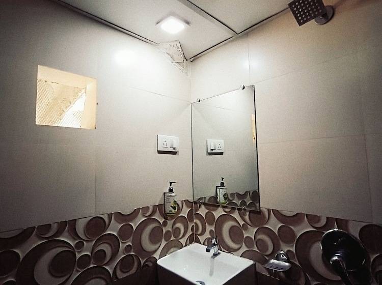 هتل Rishi International