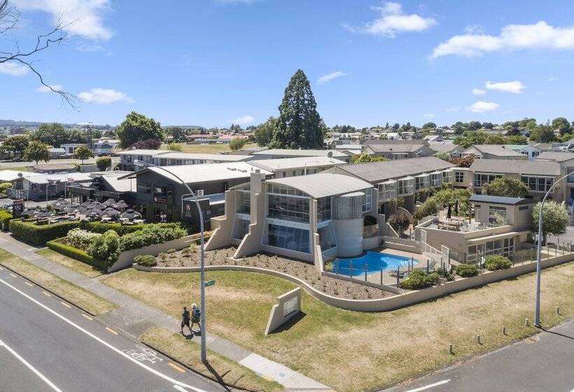 모텔 The Village Resort