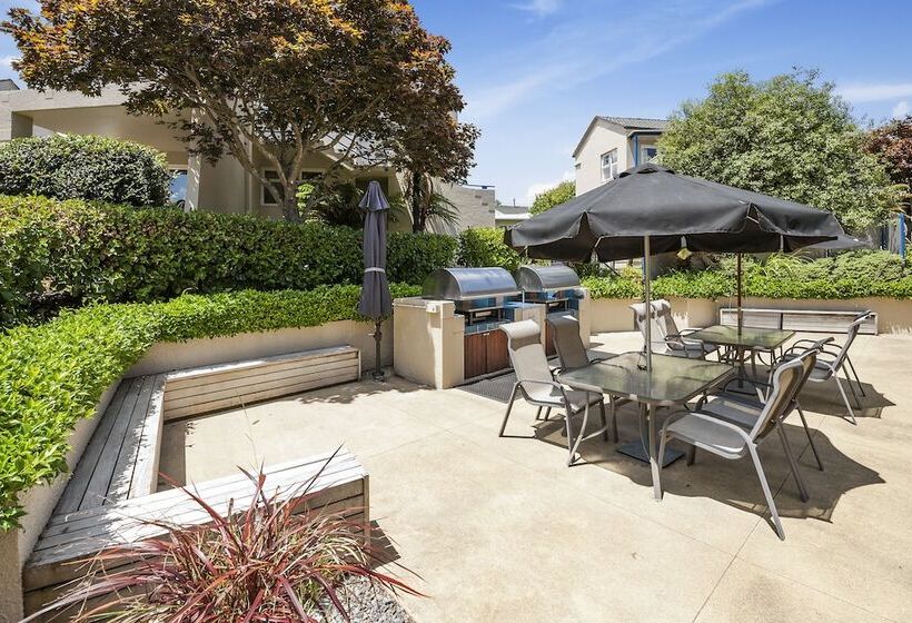 모텔 The Village Resort