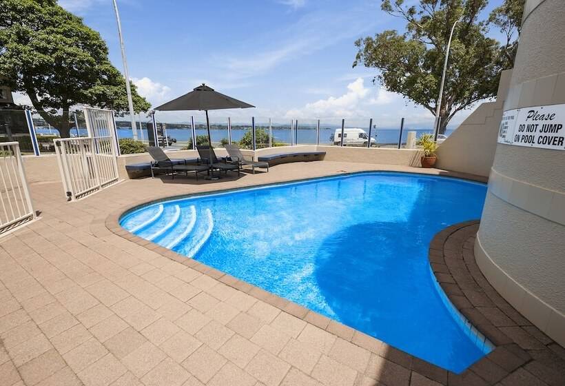 모텔 The Village Resort