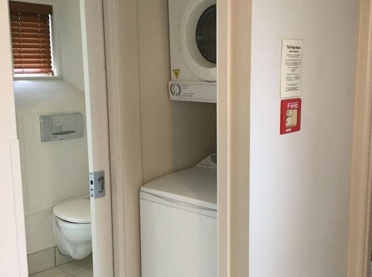 모텔 The Village Resort