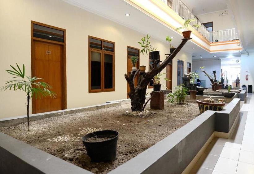 בית מלון כפרי Oyo 1612  Central City