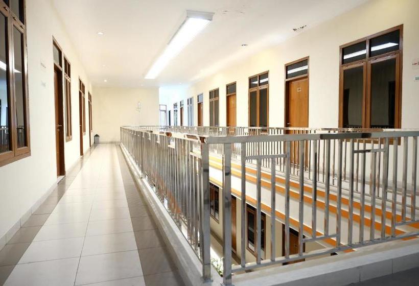 בית מלון כפרי Oyo 1612  Central City