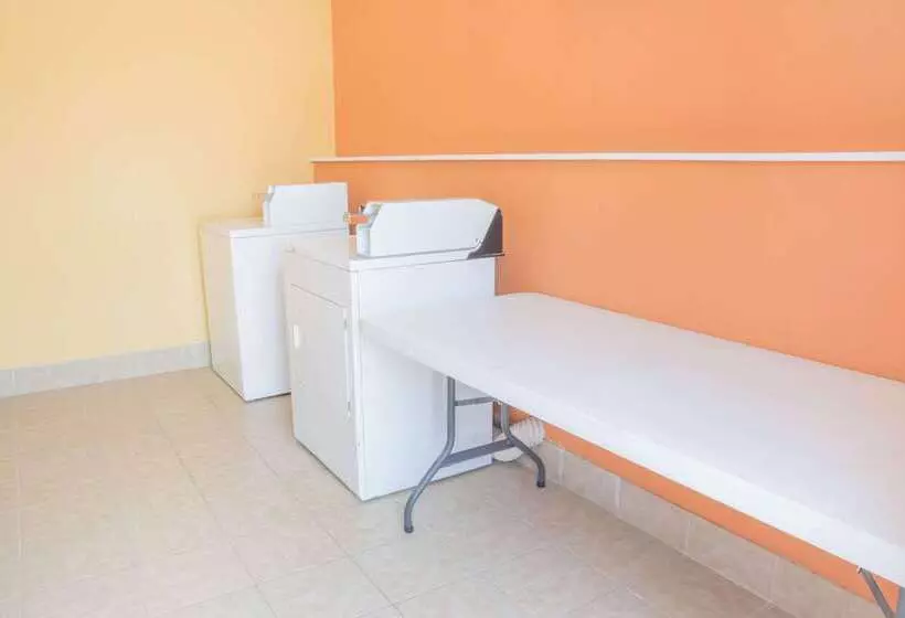 בית מלון כפרי Days Inn By Wyndham Bastrop