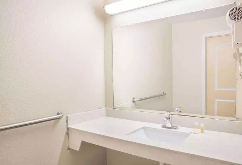 בית מלון כפרי Days Inn By Wyndham Bastrop