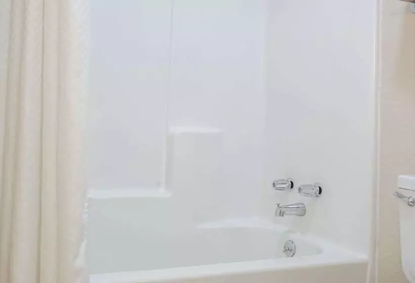 בית מלון כפרי Days Inn By Wyndham Bastrop