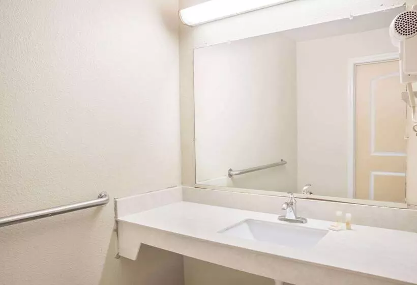 בית מלון כפרי Days Inn By Wyndham Bastrop