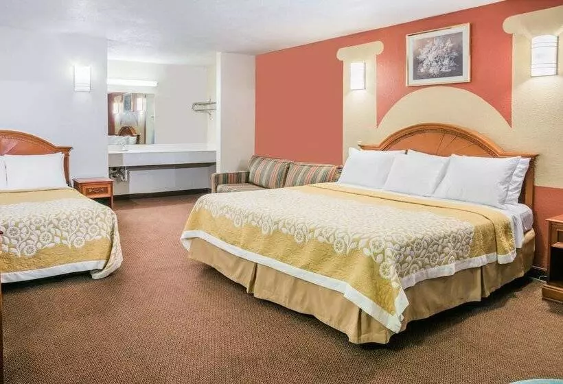 בית מלון כפרי Days Inn By Wyndham Bastrop