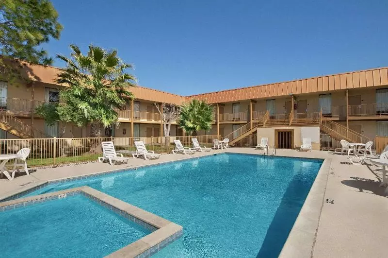 Отель Days Inn By Wyndham Burleson Ft. Worth