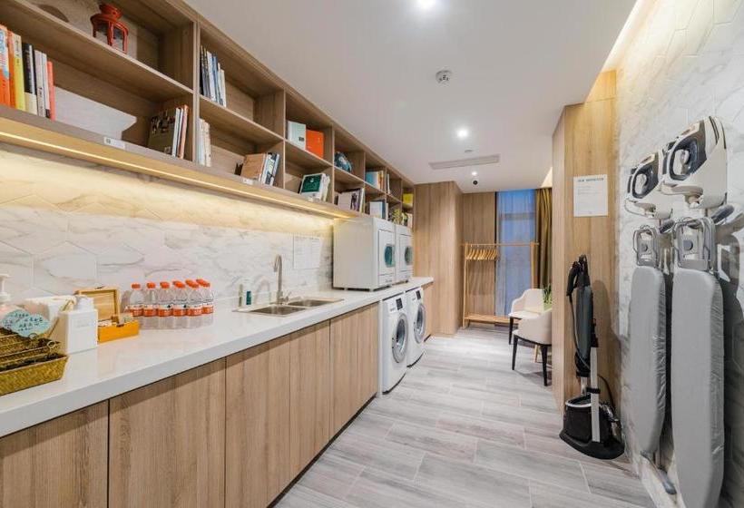 Hotel Atour （binhu Exhibition Center, Hefei South Railway Station）