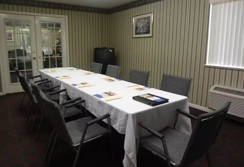 בית מלון כפרי Americas Best Value Inn And Suites Houston/northwest Brookhollow