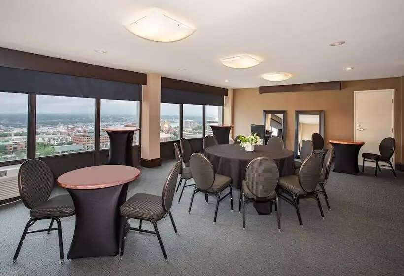 هتل Crowne Plaza Kansas City Downtown, An Ihg