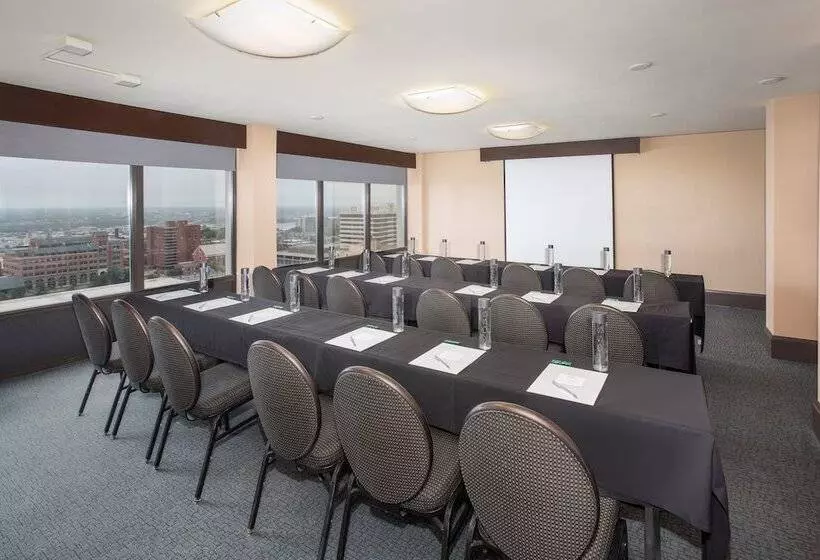 هتل Crowne Plaza Kansas City Downtown, An Ihg