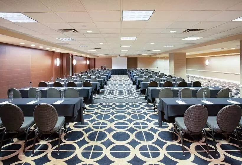 هتل Crowne Plaza Kansas City Downtown, An Ihg