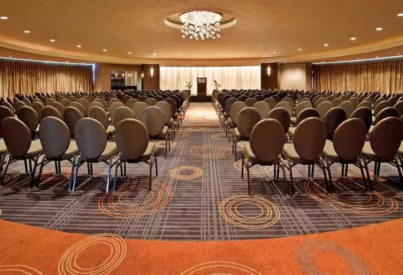 هتل Crowne Plaza Kansas City Downtown, An Ihg