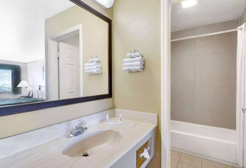 هتل Days Inn By Wyndham Kingman East