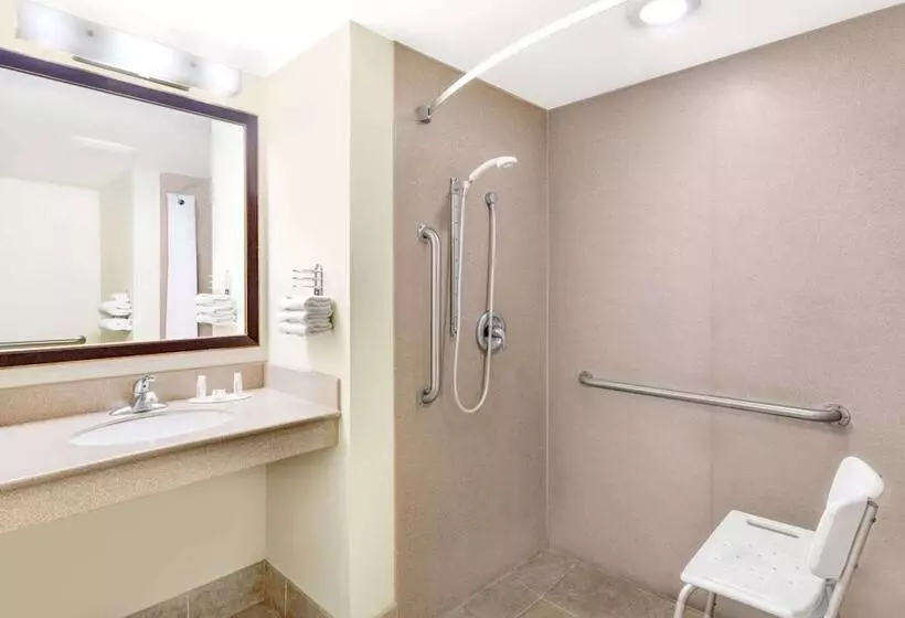 هتل Days Inn By Wyndham Kingman East