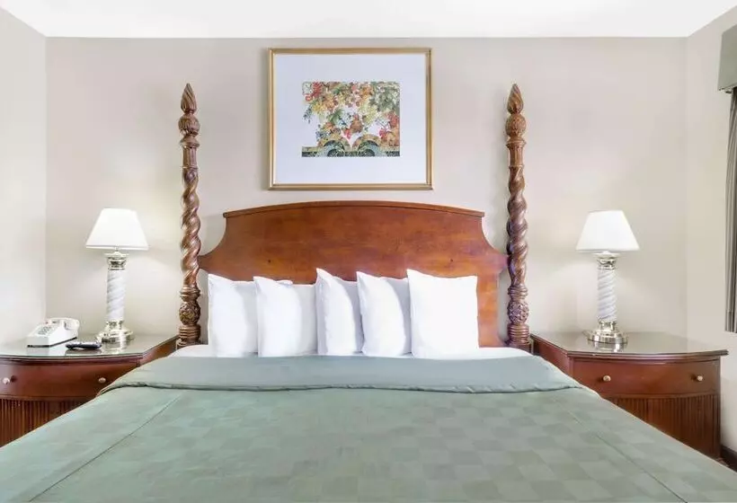 هتل Days Inn By Wyndham Kingman East