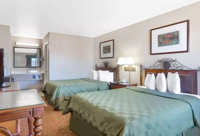 هتل Days Inn By Wyndham Kingman East