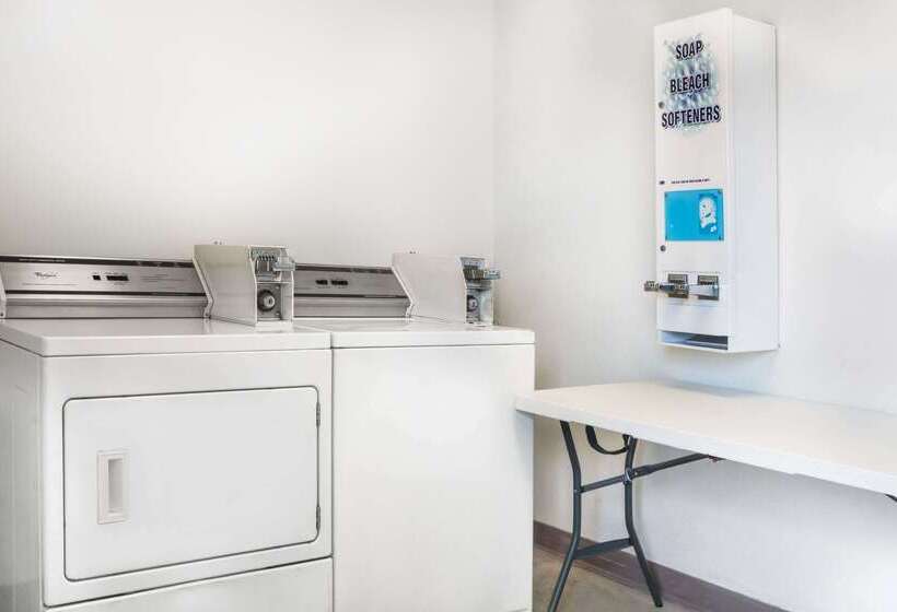 בית מלון כפרי Days Inn By Wyndham San Antonio Interstate Hwy 35 North