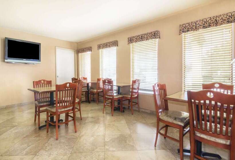 בית מלון כפרי Days Inn By Wyndham San Antonio Interstate Hwy 35 North