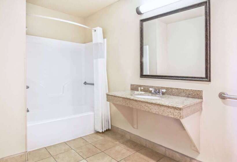 בית מלון כפרי Days Inn By Wyndham San Antonio Interstate Hwy 35 North