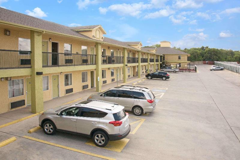 בית מלון כפרי Days Inn By Wyndham San Antonio Interstate Hwy 35 North