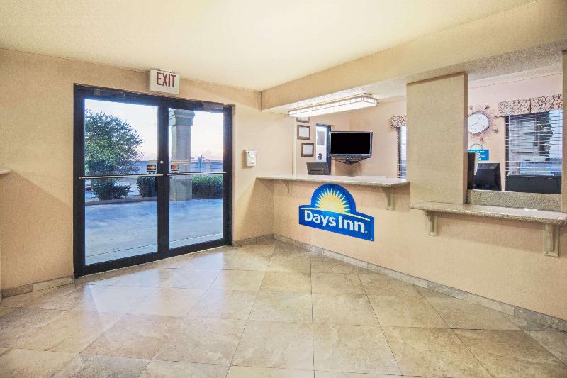 בית מלון כפרי Days Inn By Wyndham San Antonio Interstate Hwy 35 North