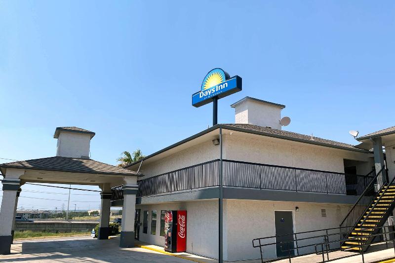 בית מלון כפרי Days Inn By Wyndham San Antonio Interstate Hwy 35 North