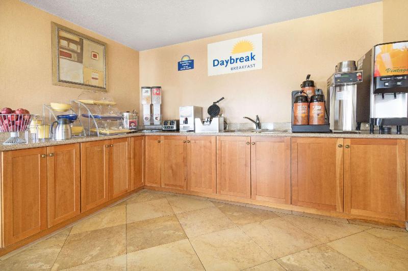 בית מלון כפרי Days Inn By Wyndham San Antonio Interstate Hwy 35 North