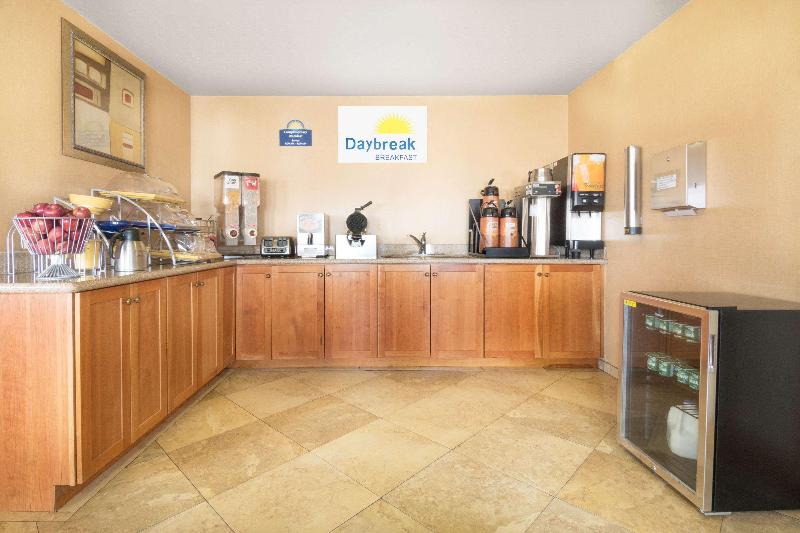 בית מלון כפרי Days Inn By Wyndham San Antonio Interstate Hwy 35 North