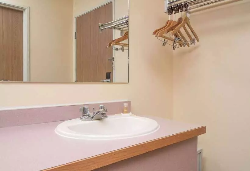 هتل Days Inn By Wyndham Westeau Claire