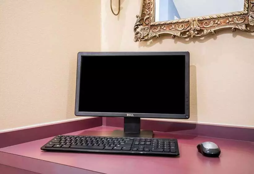 هتل Days Inn By Wyndham Westeau Claire